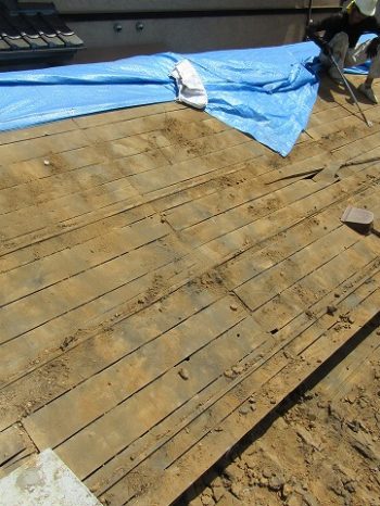 瓦を撤去している