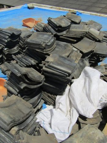 撤去し廃棄する瓦