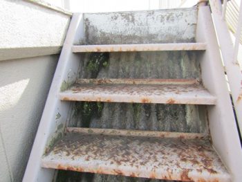 老朽化した屋外階段