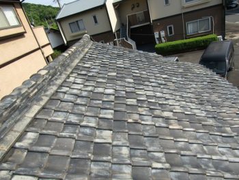 劣化している瓦