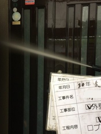 洗浄して外壁を洗う