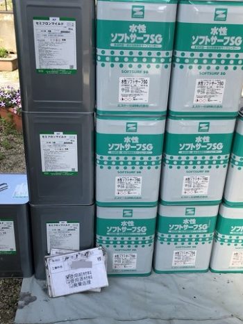 使用前のたくさんの塗料缶