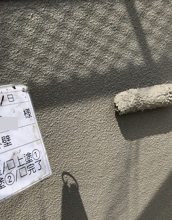 外壁を塗っている