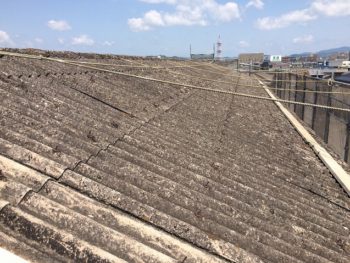 塗り替え前の黒ずんだ屋根