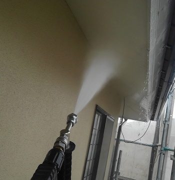 高圧洗浄機で洗浄