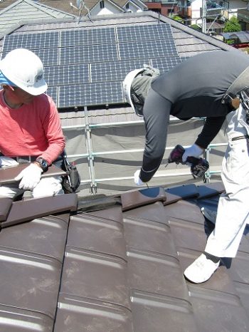 屋根の葺き替えの様子