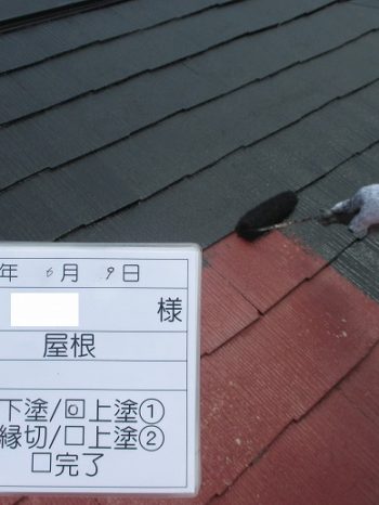 屋根ローラーで塗替えのようす