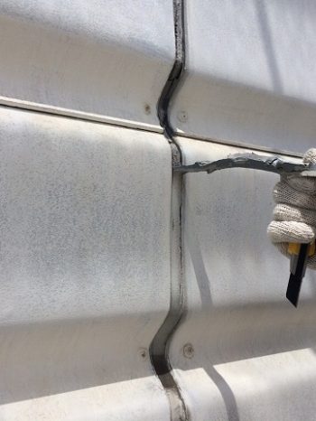 劣化したコーキングの撤去