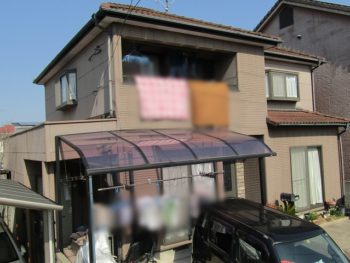 塗り替え前の家