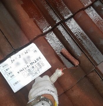 屋根の上塗り１回目のようす