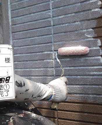外壁の下塗りをしているようす
