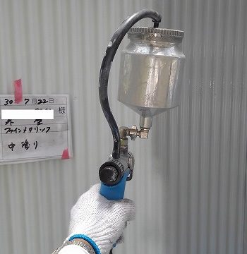 外壁フッ素塗料吹き付け中