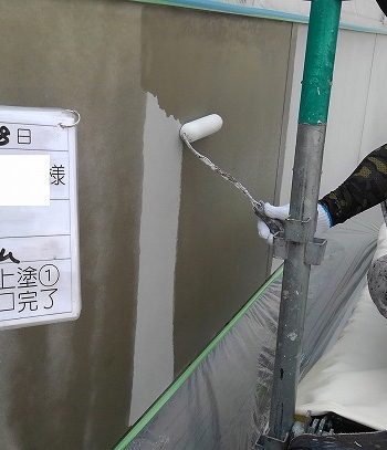 外壁 下塗り施工中