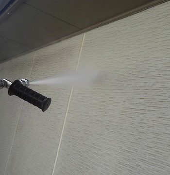 高圧洗浄機で洗浄中