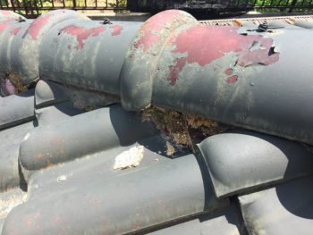 棟瓦の漆喰の剥がれ