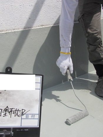 ウレタン防水の中塗り施工中