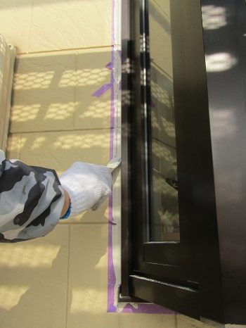 シーリングを打ち替えしている