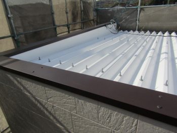 完成した屋根と笠木