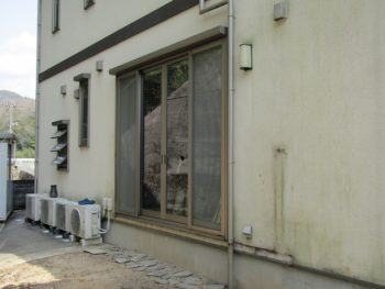 施工前の苔が発生した外壁