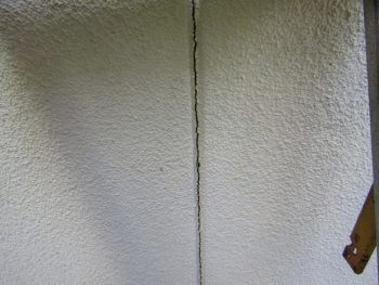 目地がひび割れた外壁