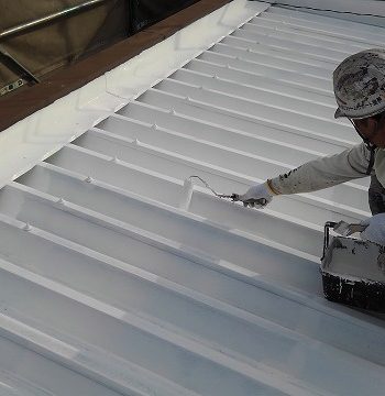 屋根の塗装中