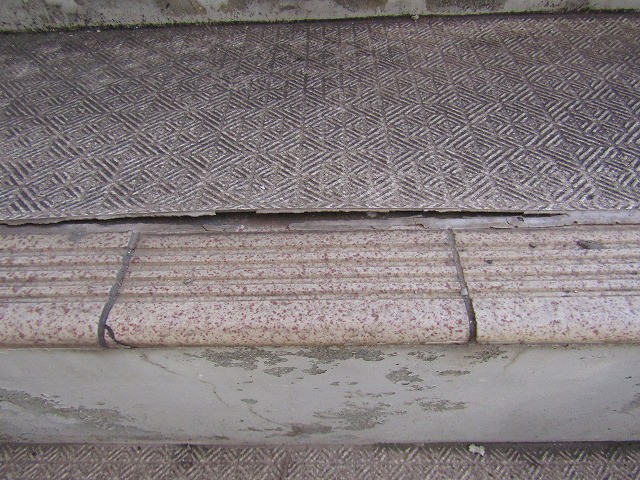 階段のシートが剥がれている