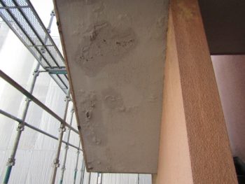 階段の裏側、水が回ってしまっている