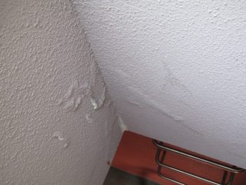 漏水による外壁の浮き