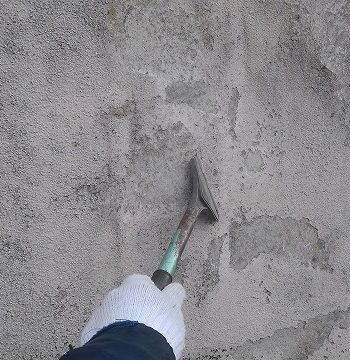 スクレーパーで塗膜を取り除く