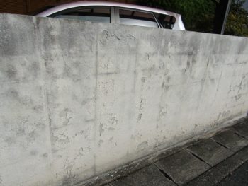 塗膜が浮いている塀