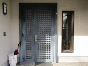 施工前の玄関ドア