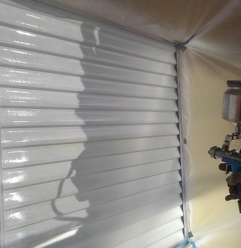 雨戸を吹き付けで塗装