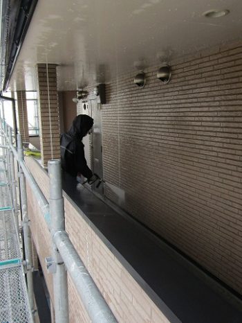 高圧洗浄機で洗浄中