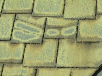 アーバニーの瓦の屋根、割れている