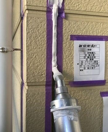 コーキングを打ち替えている