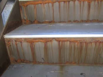 錆びた鉄骨階段