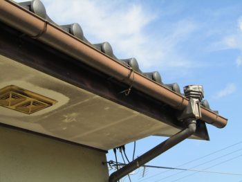 軒天の汚れと樋の色あせ