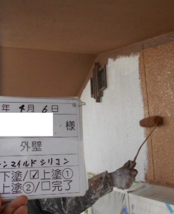 外壁の上塗り1回目
