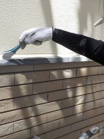 サビ止めを塗っている