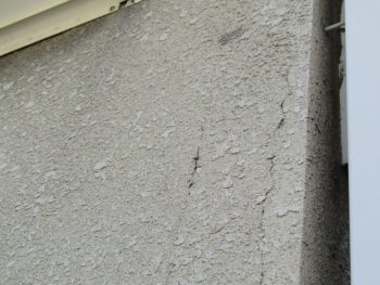 ひび割れた外壁
