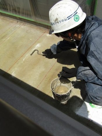 防水工事の施工中