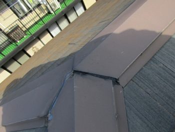 屋根の棟部分のシーリングが切れている