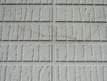 色褪せとひび割れの外壁