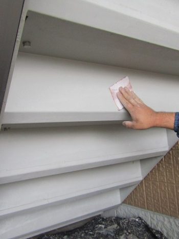 階段裏のケレン作業