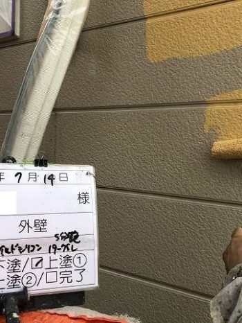 外壁の上塗り1回目