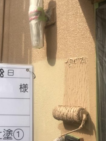 ローラーで模様を出している