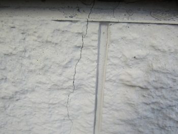 施工前の基礎にひび割れ