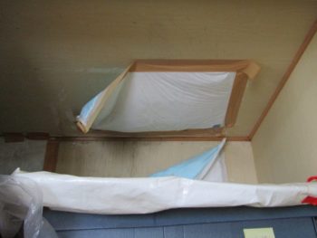 建物の中に雨漏りしている