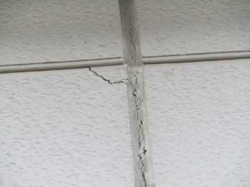 シーリングの切れと外壁の割れ