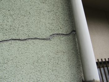 ひび割れが多い南棟